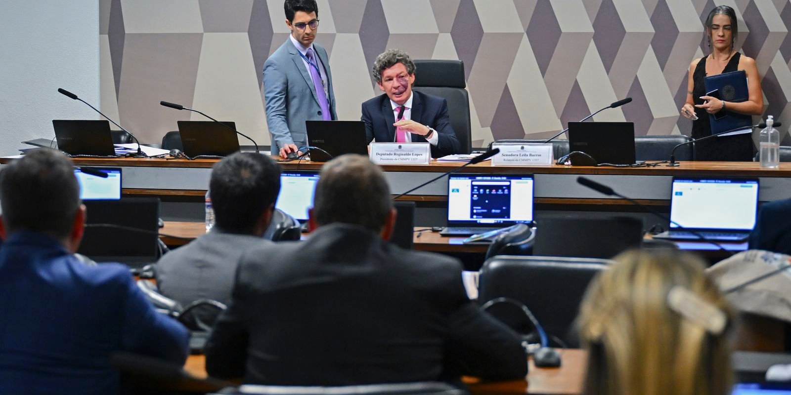 Ajustes no texto adiam votação da MP da "taxa das blusinhas"
