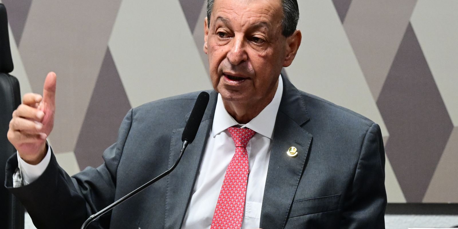 Relator da CCJ rejeita emendas da oposição que buscavam manter 6x1