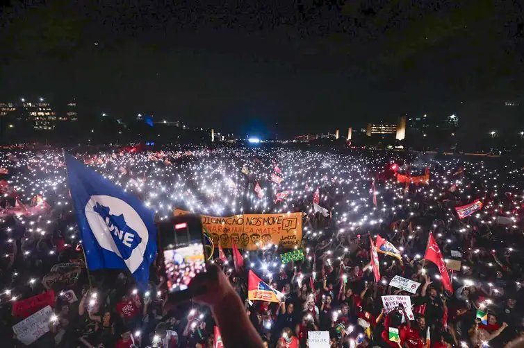 midianinjaInstagram Brasília (DF), 13/10/2026 - Ato em apoio à candidatura de reeleição, Luiz Inácio Lula da Silva à Presidência da República, na Esplanada dos Ministérios, em Brasília.
Foto: midianinjaInstagram