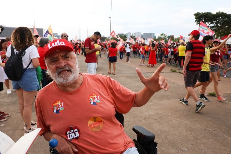 Brasília -DF- 24/10/2026 –  Murilo da Cunha durante Manifestação da virada em apoio ao PT em Brasília. Foto: Lula Marques/Agência Brasil