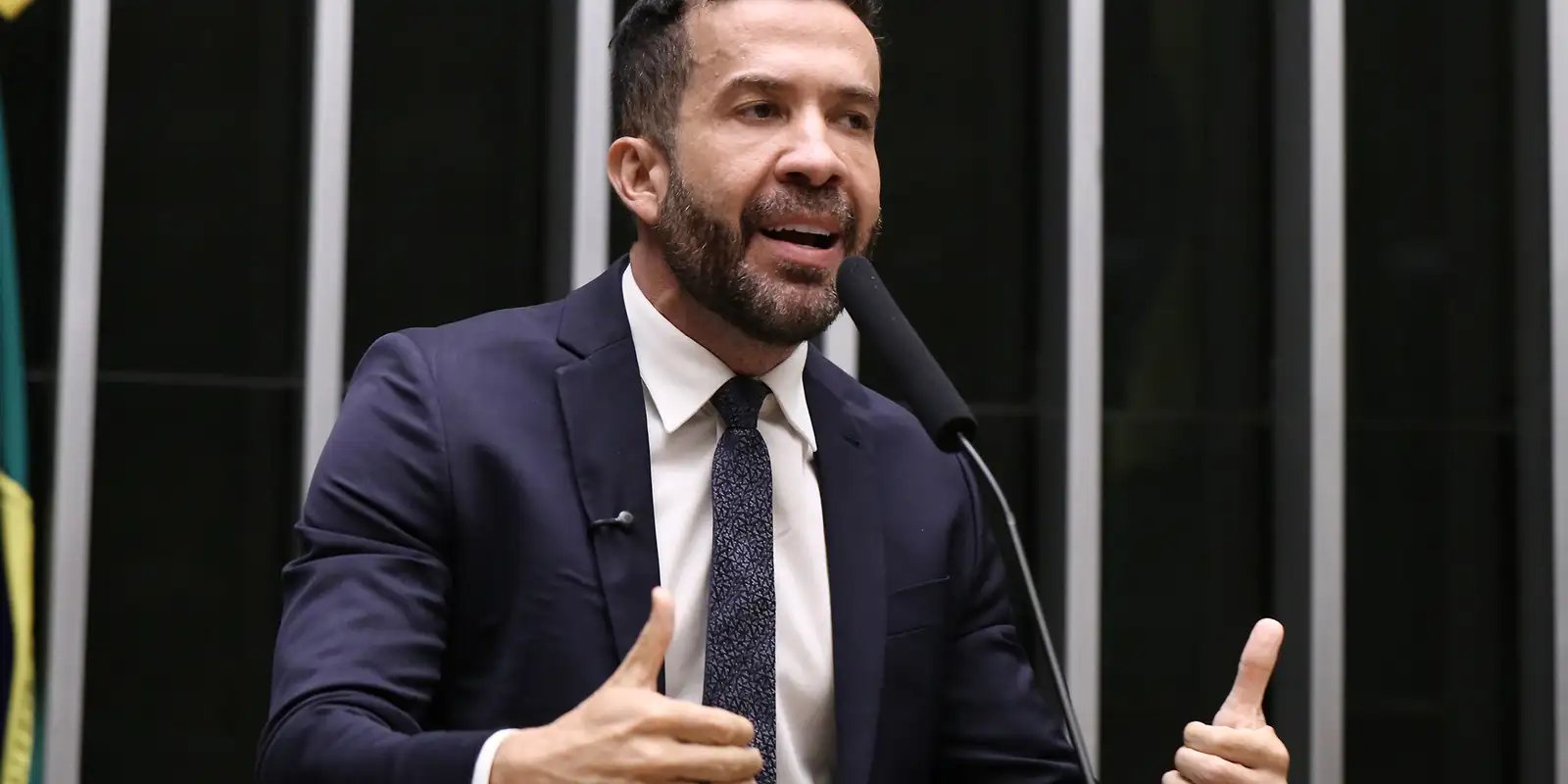 Deputado André Janones é internado com arritmia em São Paulo