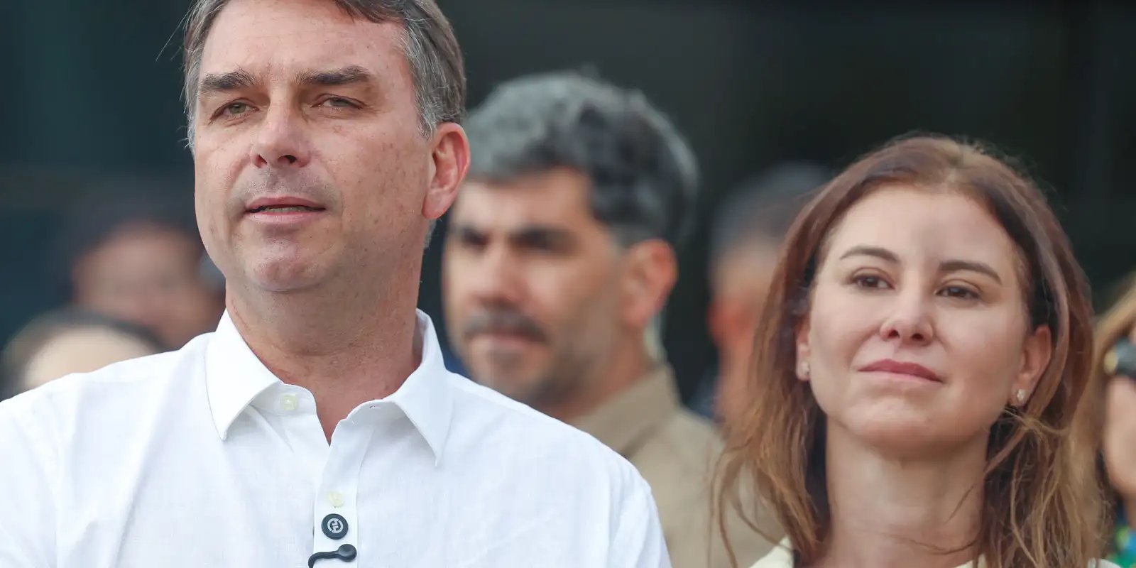 Flávio Bolsonaro fugiu para os EUA, diz Agência Reuters